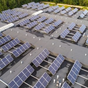 Overheid neemt het voortouw met plaatsing zonnepanelen op gebouwen