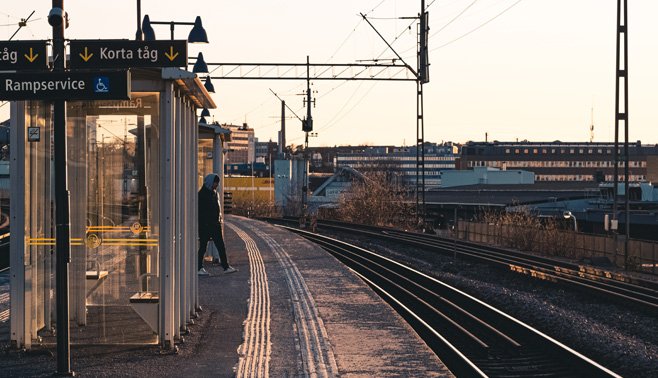 Mensen verwarmen het treinstation in Stockholm