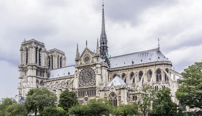 Nieuwste technieken helpen bij de herbouw van de verwoeste Notre Dame in Parijs