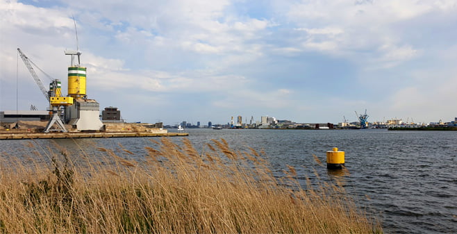 Ondernemer Beelen verwikkeld in conflict met Amsterdams Havenbedrijf over gebruik van het ADM terrein