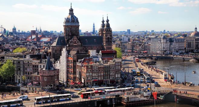 Amsterdam werkt aan regels om opkopen van goedkope koophuizen door beleggers te voorkomen