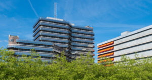 Minister De Jonge wil per jaar minimaal 15000 extra woningen door transformatie van kantoren en winkels