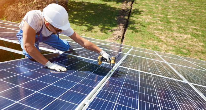 De levertijden voor installatie van zonnepanelen en warmtepompen lopen snel op